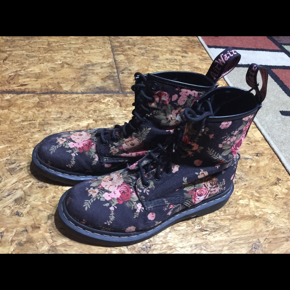 Black & Floral Dr Martins 🌹🌸🖤💗