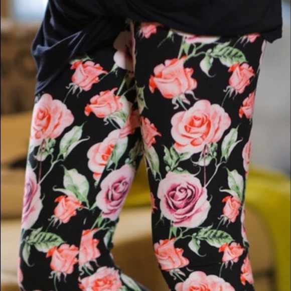 🆕Rose Print Leggings - Picture 2 of 3