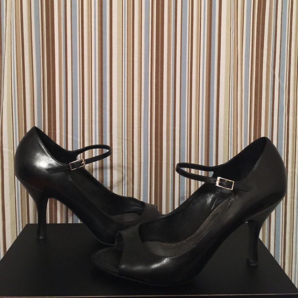 NWOT GIANNI BINI LEATHER HEELS