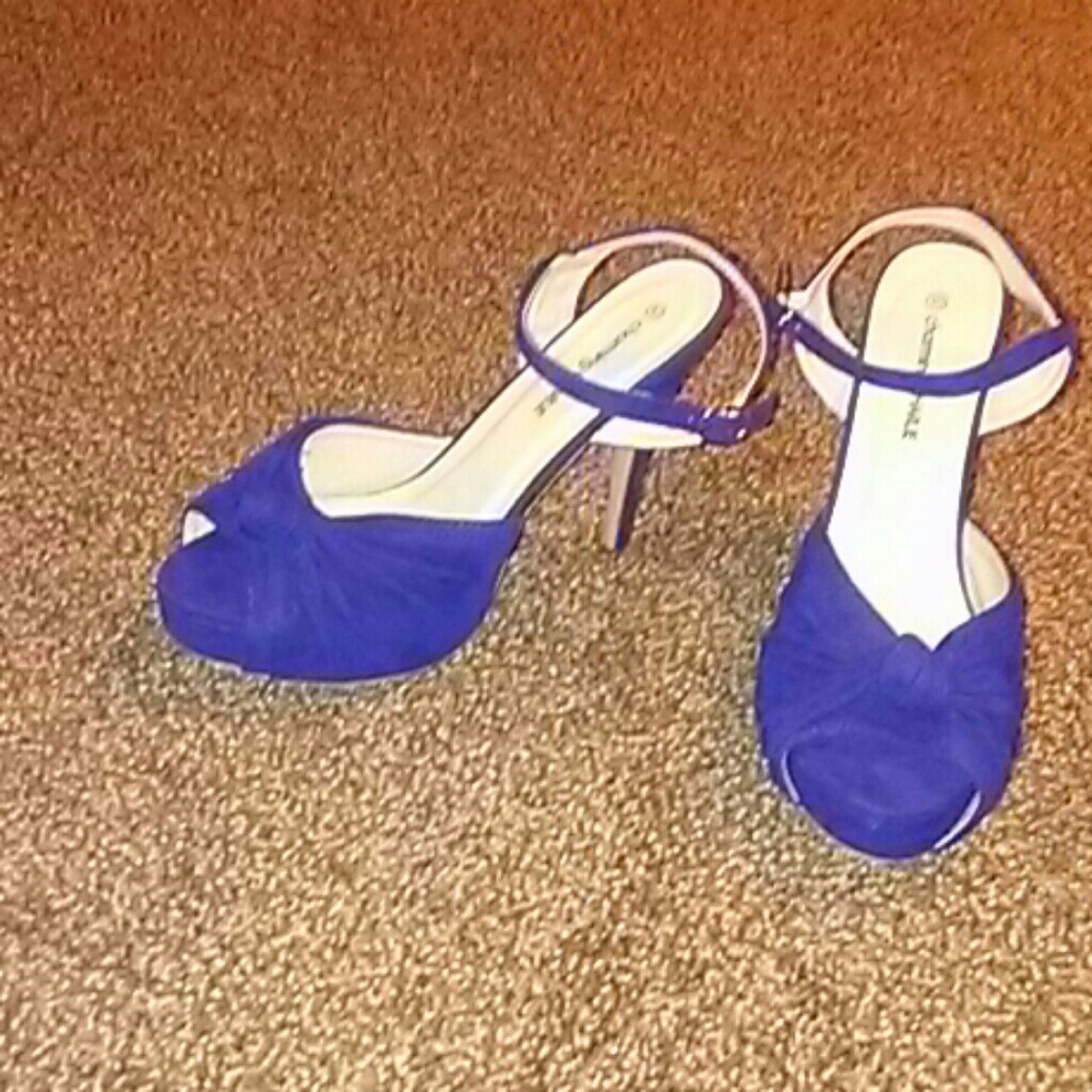 Cute blue heels !!