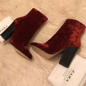 HOLD ZARA Velvet High Heels
