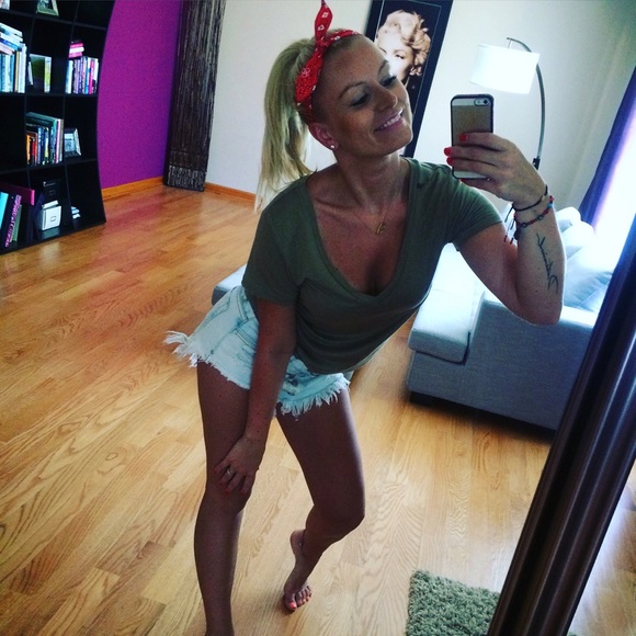 Hi ladies! Come check out my closet! 😘 - Picture 3 of 4