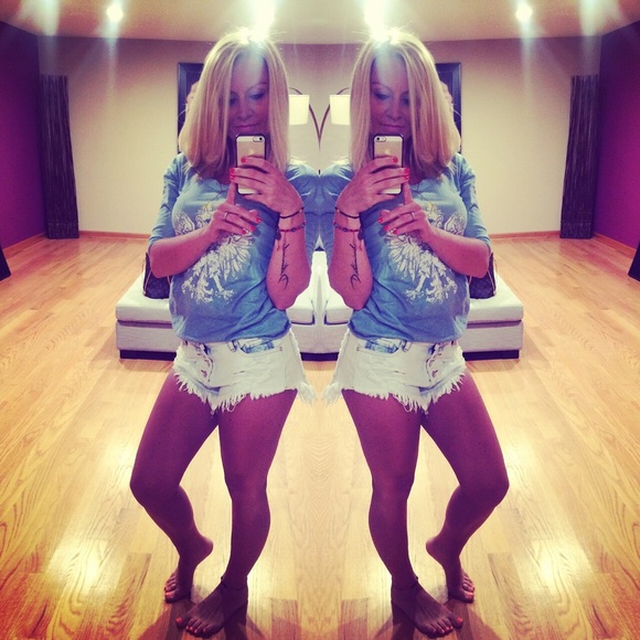 Hi ladies! Come check out my closet! 😘 - Picture 4 of 4