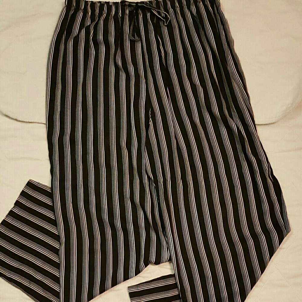 💲FINAL PRICE DROPHe 💲Black & White striped Pants