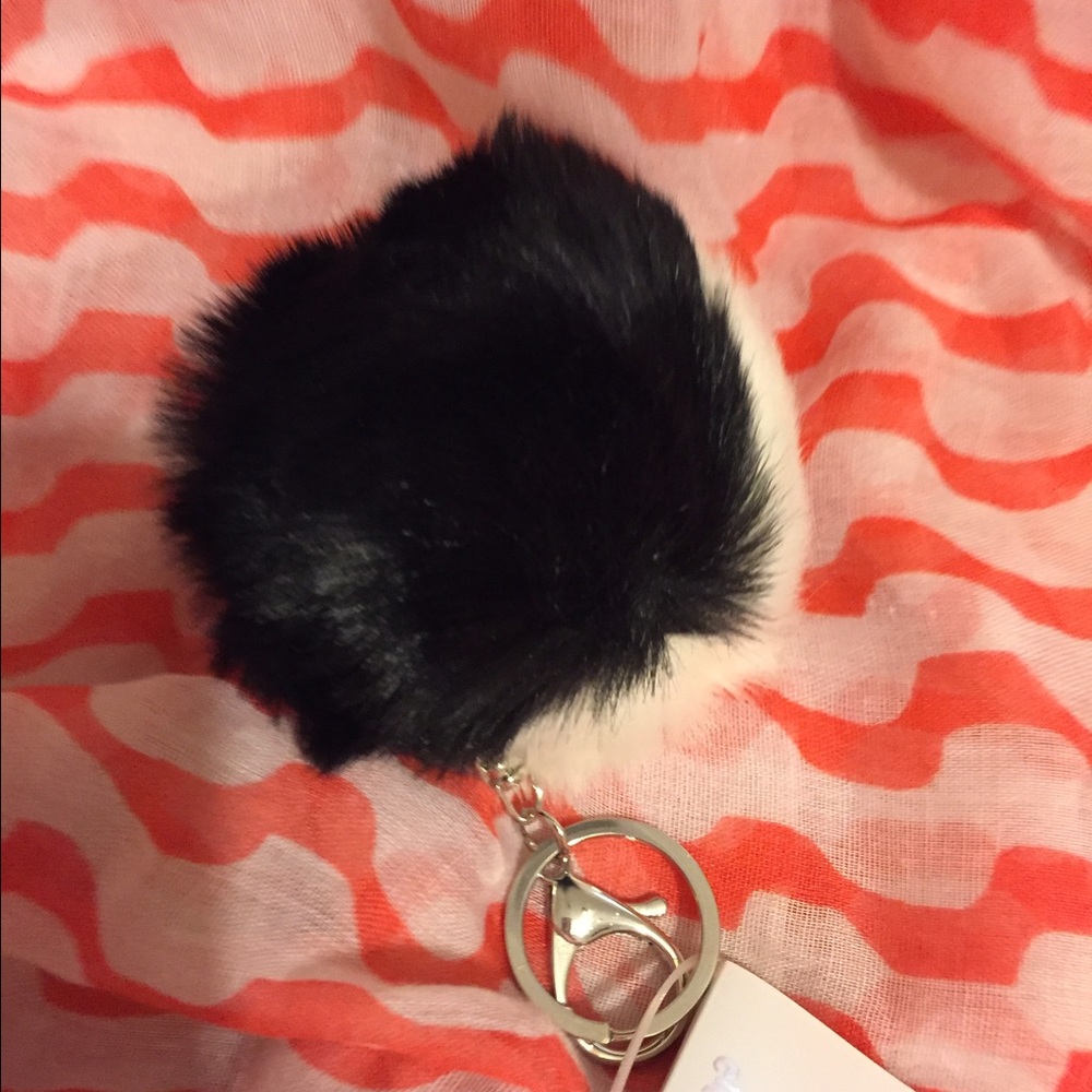 💕 Black/White Faux Pom Keychain! 💕