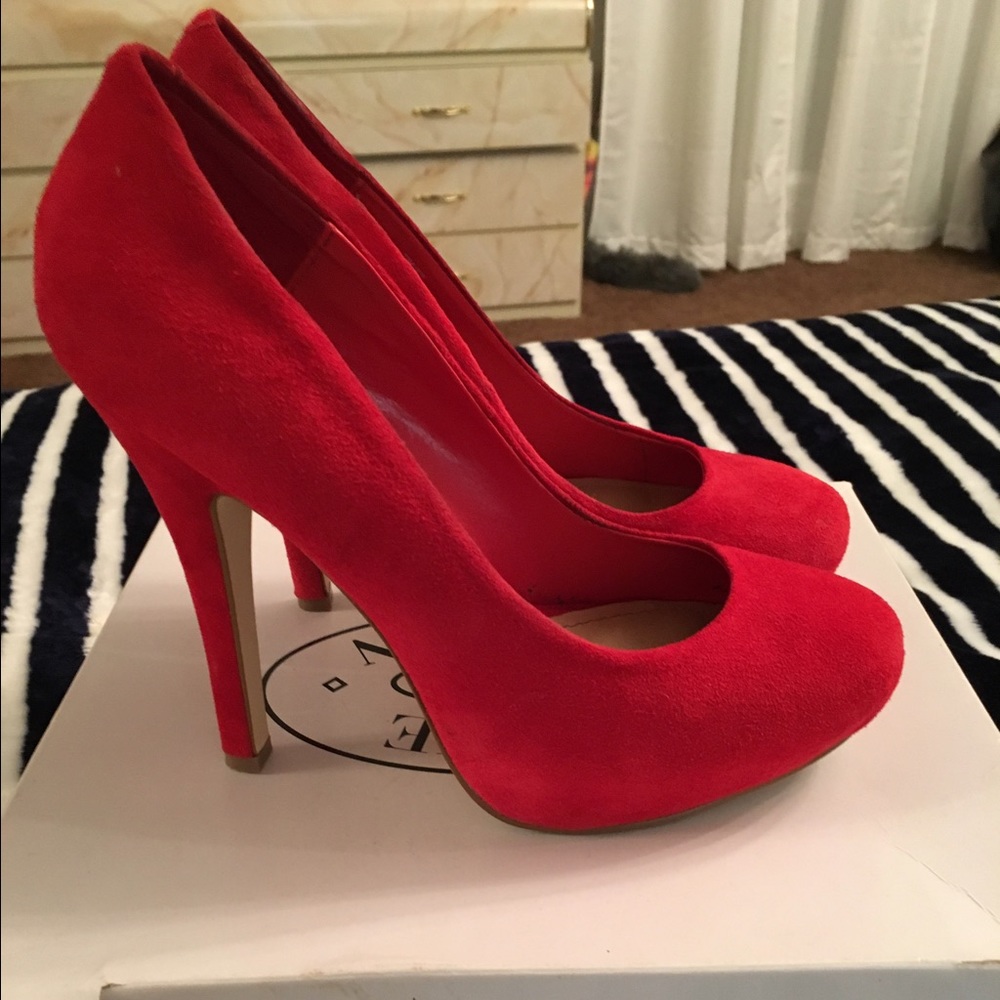 Steve Madden Suede Red Pumps