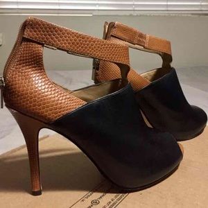 Ann Taylor Peep Toe 6.5 black & chestnut