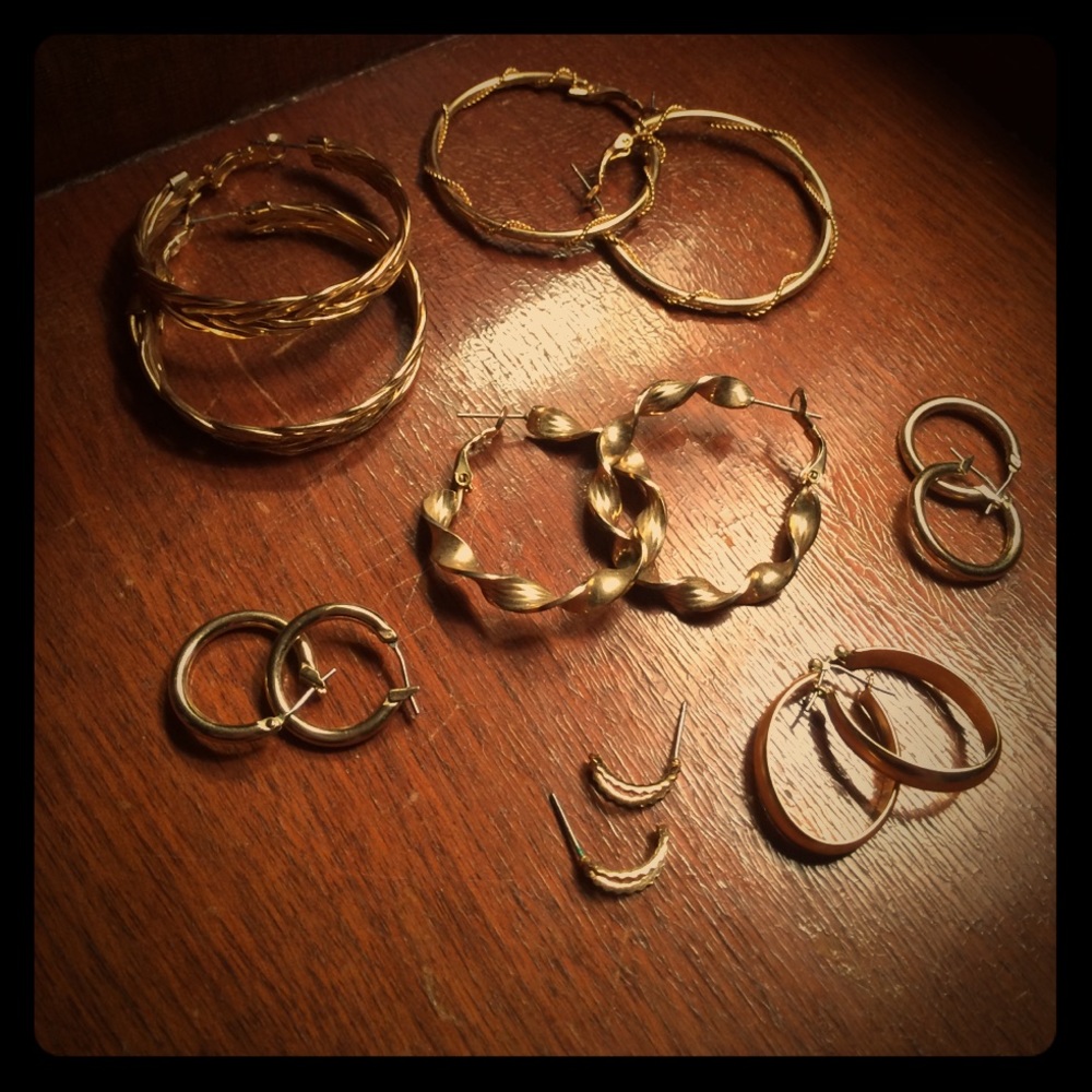7 pairs of gold & gold plated earrings.