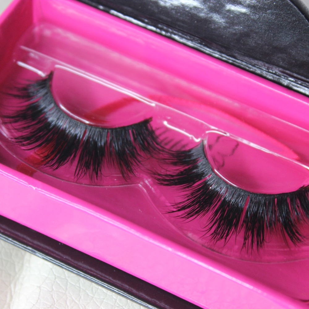 Flutter Lashes in Paige
