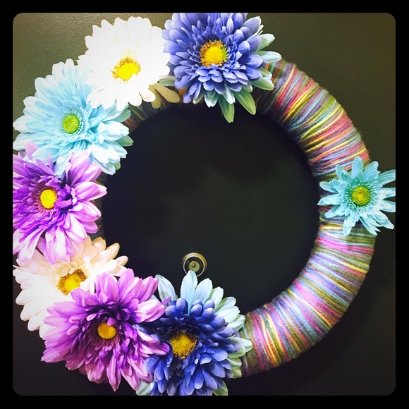 Spring Yarn Wreath - Picture 1 of 3