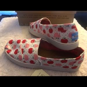 TOMS apple print slip-on shoes NWT