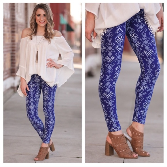 LAST ONE! (M) Flowy Tunic w/ Lace Hem - Picture 4 of 4