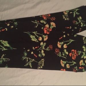 LuLaRoe TC flower leggings black background