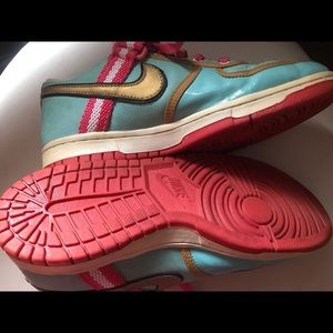 Vintage NIKE Swoosh shoes size 6 youth