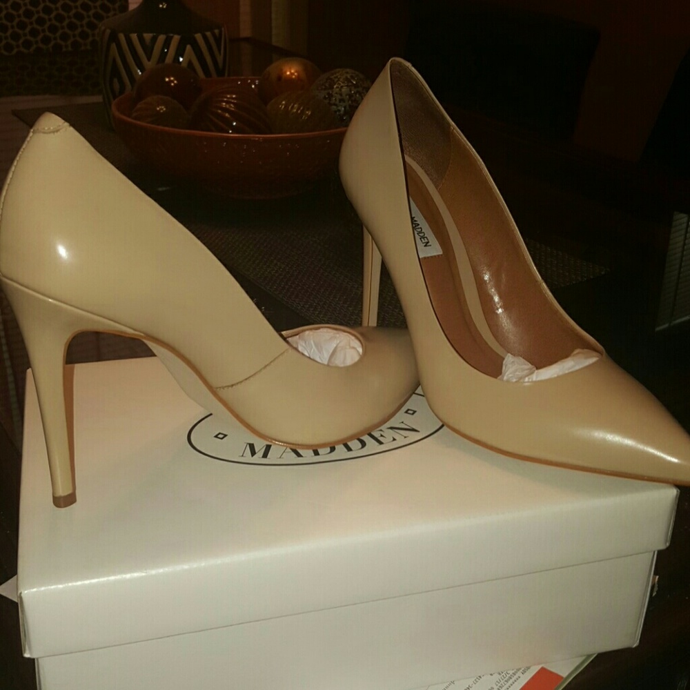 Nude pumps