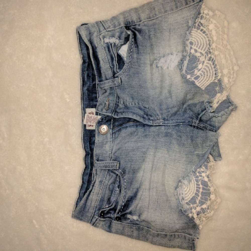 Light jean shorts with a fashionable lace