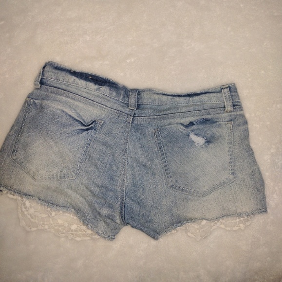 Light jean shorts with a fashionable lace - Picture 2 of 4