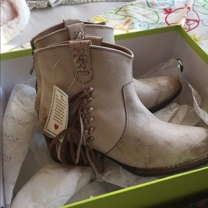 Size 8.5 but fits like an 8 fringe booties