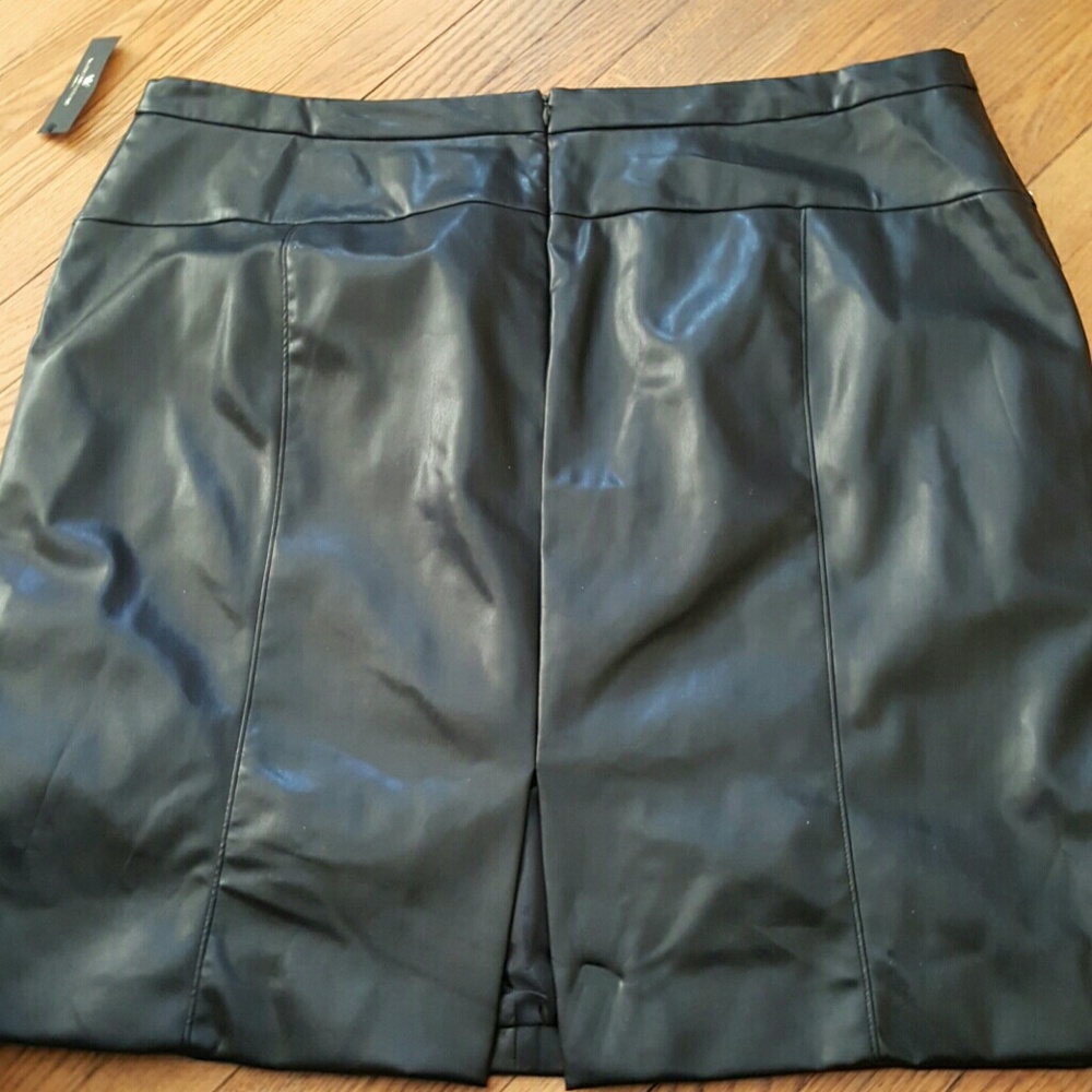 Plus Size FAUX Leather Skirt Size 24W - Picture 2 of 4