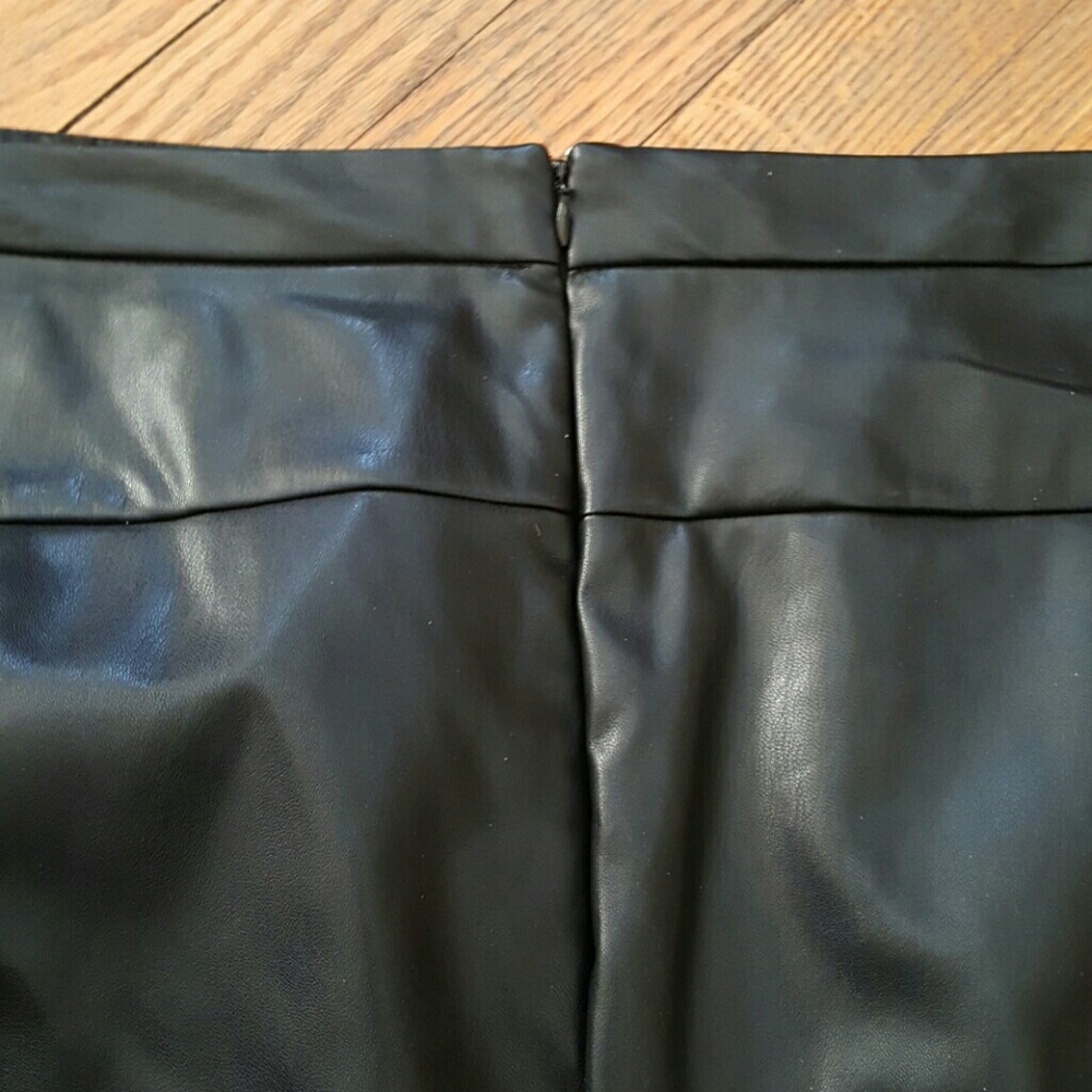Plus Size FAUX Leather Skirt Size 24W - Picture 3 of 4