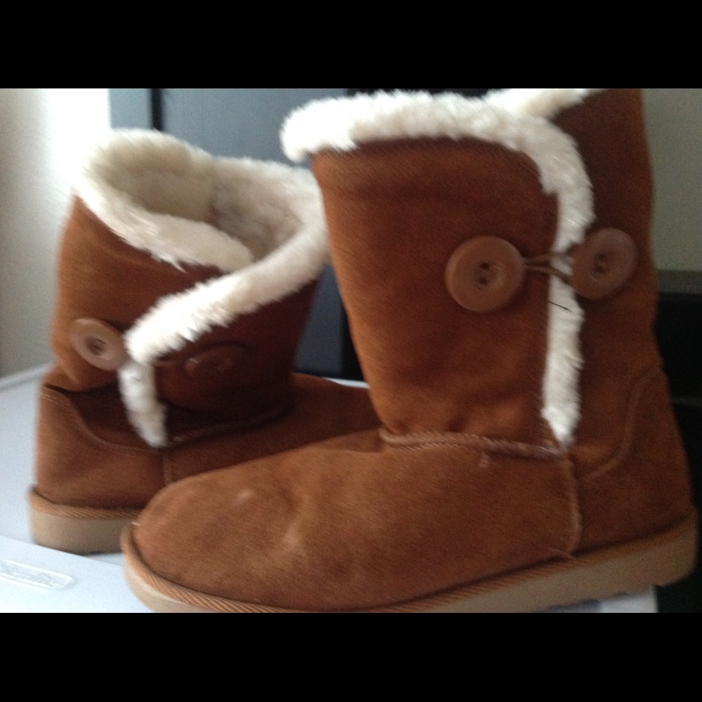 Adorable chestnut boots NEVER WORN 7.5 NWOT
