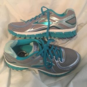 Size 8 women's brooks running sneaker