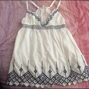 Patterned top wth adjustable straps.