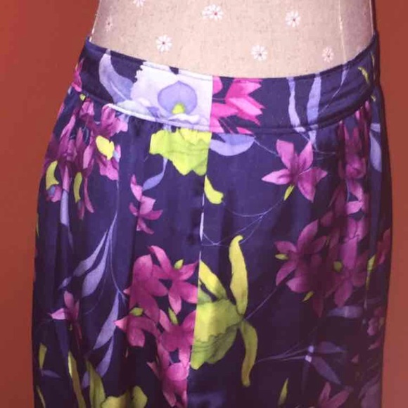 ~BANANA REPUBLIC~Satin Floral Mini Skirt size 10 - Picture 2 of 3
