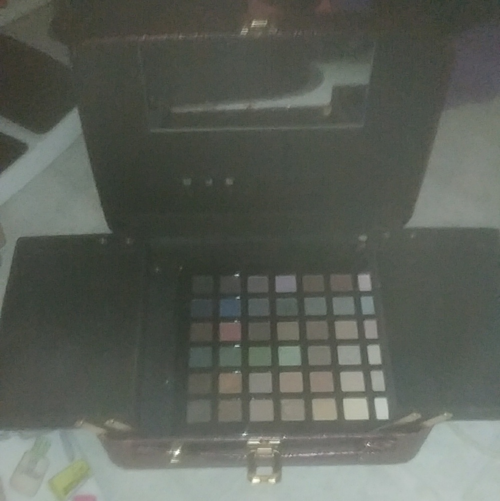 Makeup case with eyeshadow pallet