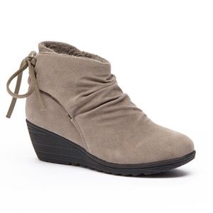 Cute ankle booties in taupe never worn!