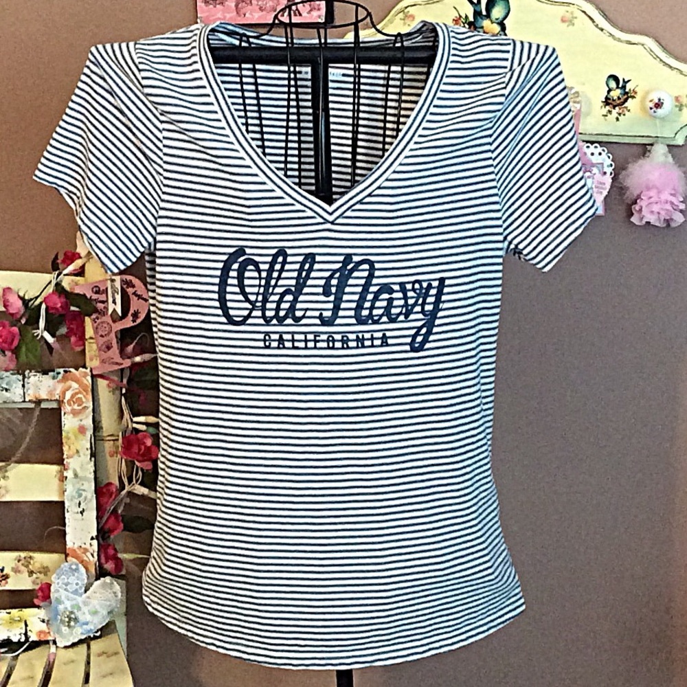 Old Navy v neck tee NWOT 👚👚