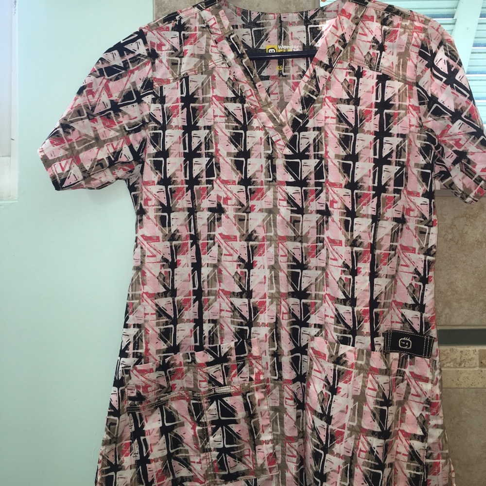 XS Wonder Flex scrub top