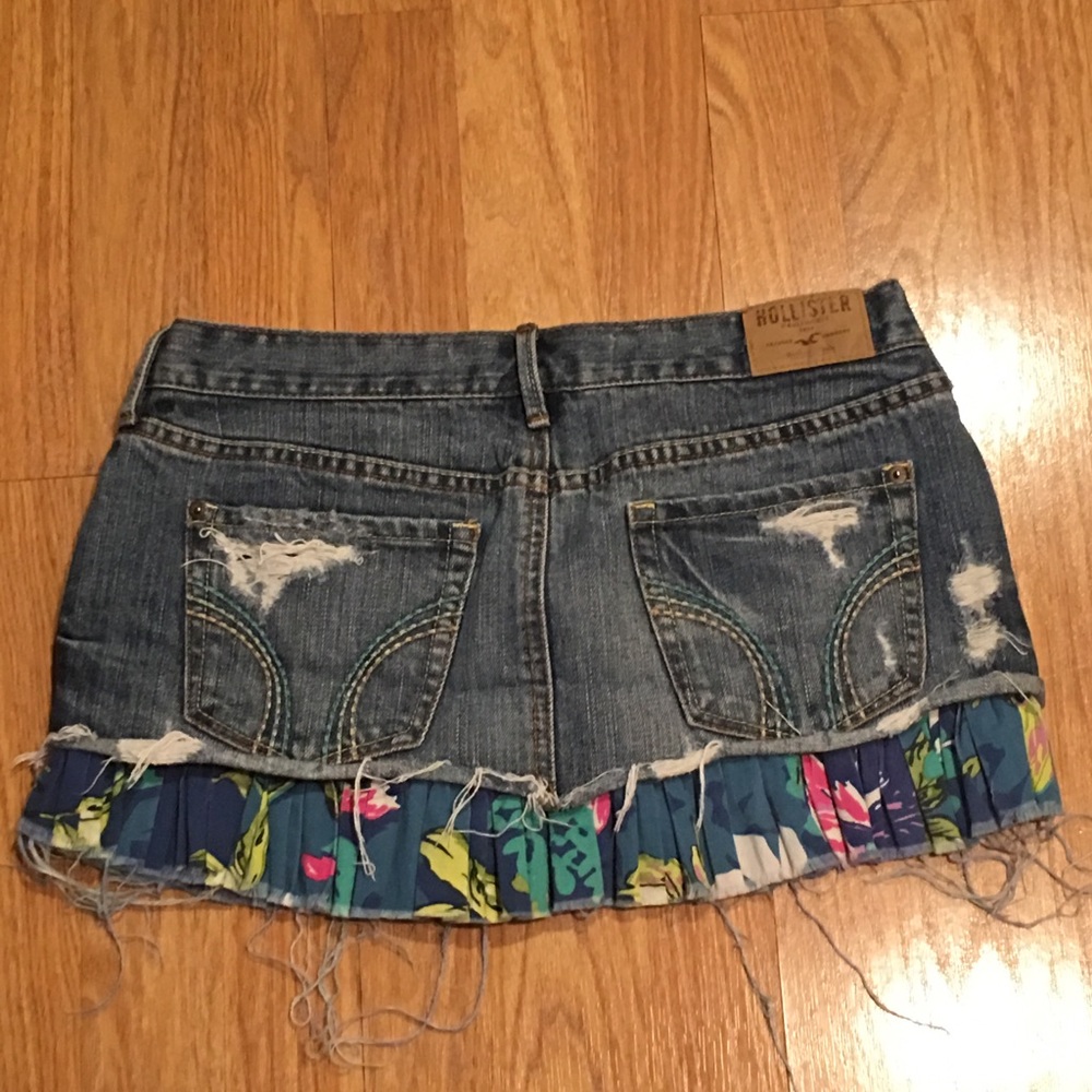HOLLISTER distressed shorts..size 26