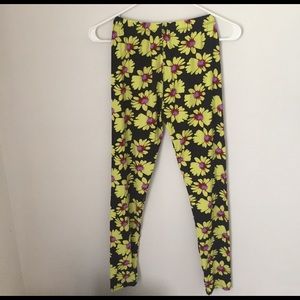 Leggings with yellow flowers!