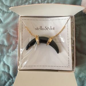 Stella &a Dot Arc Pendant necklace
