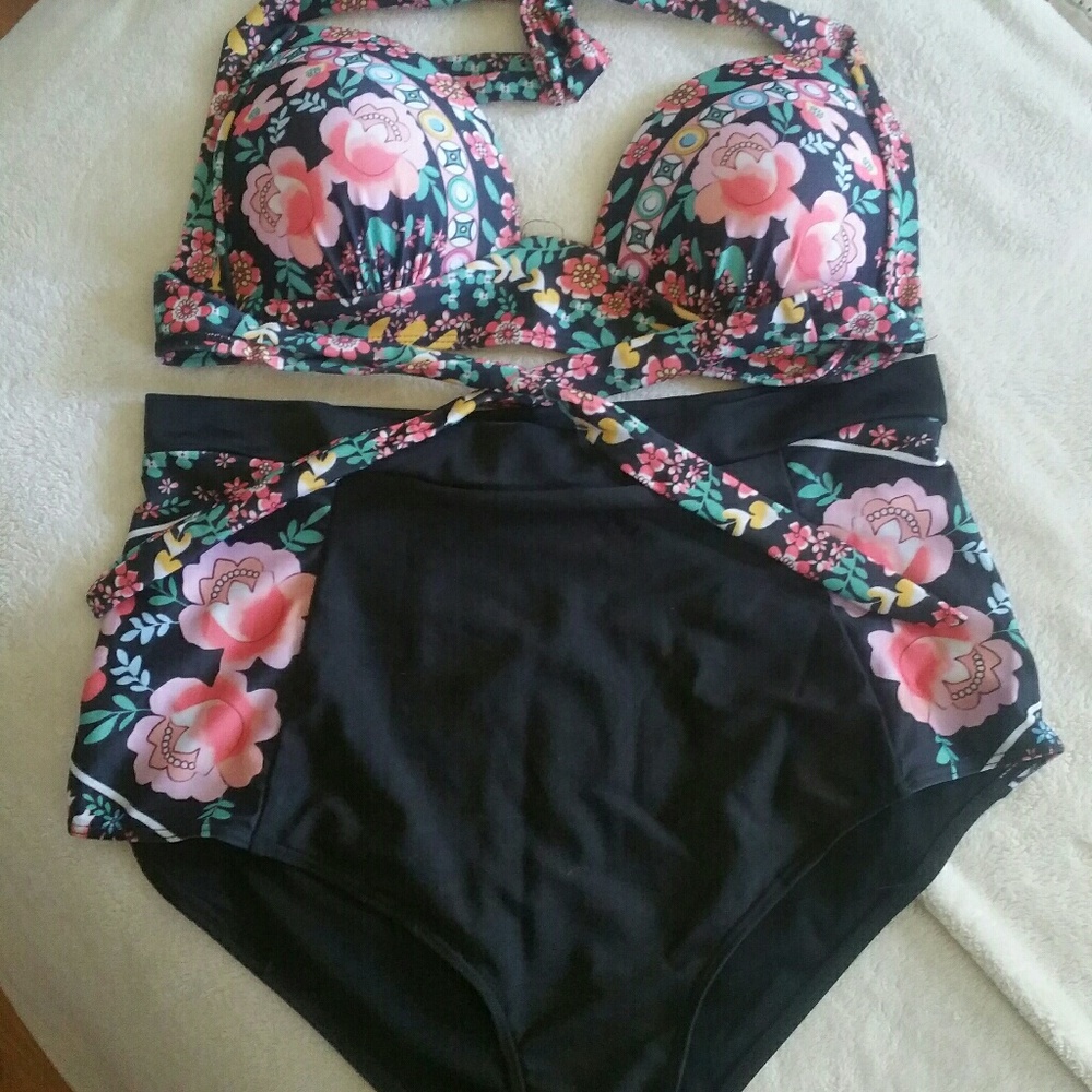 Flowered high-waisted bathing suit