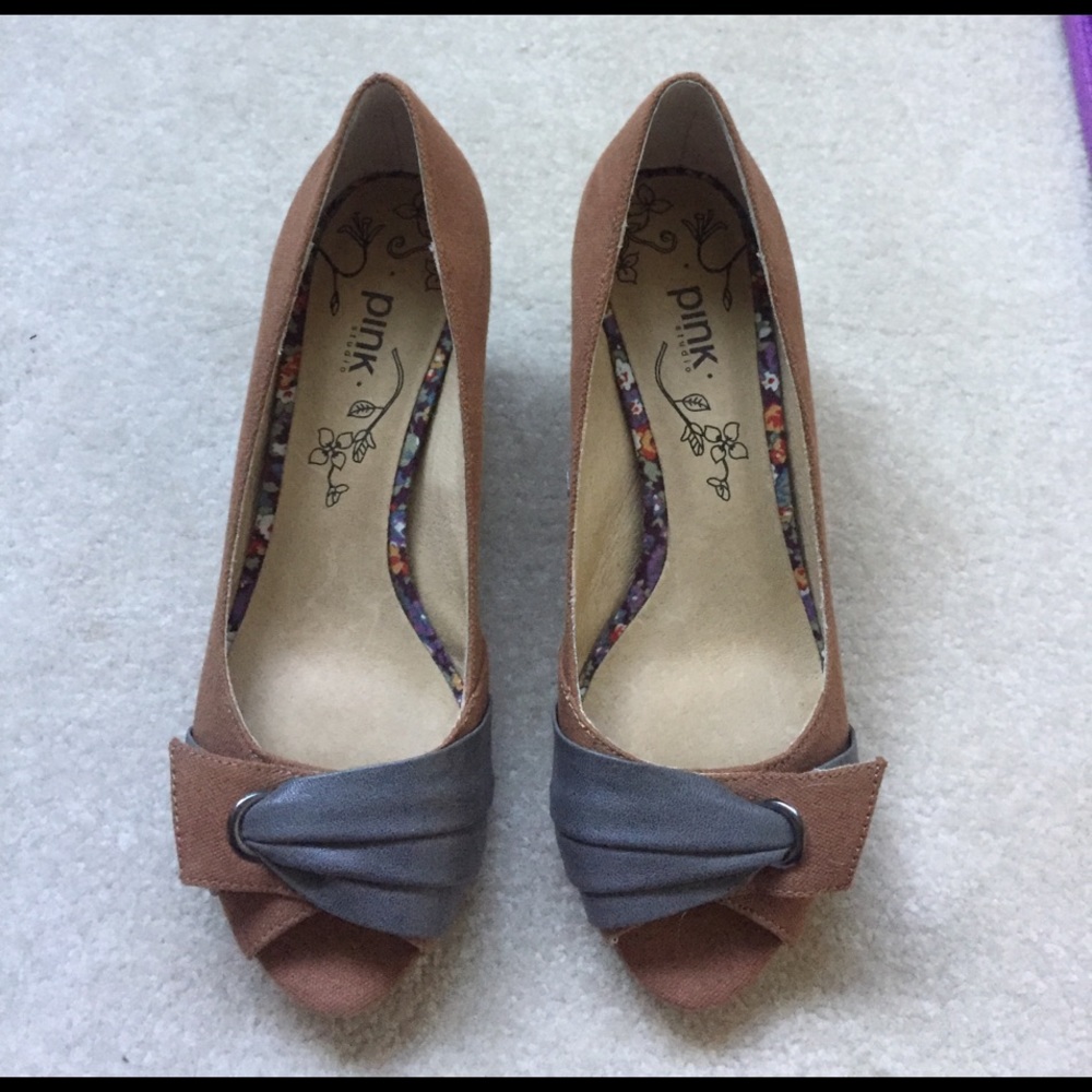 Kitten heel peep toe