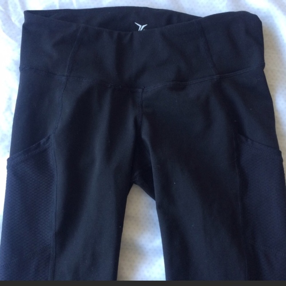 Black Old Navy Capri Leggings WITH POCKETS!