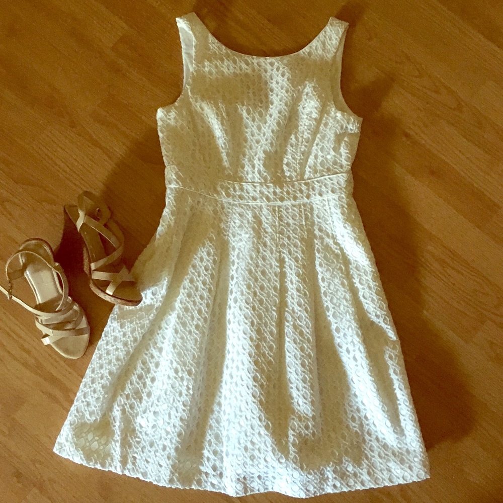 White House Black Market white 👗