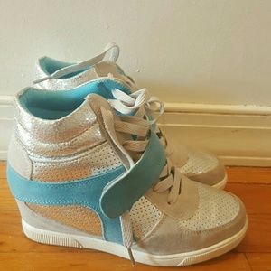 Stylish sneaker wedges. Size 6