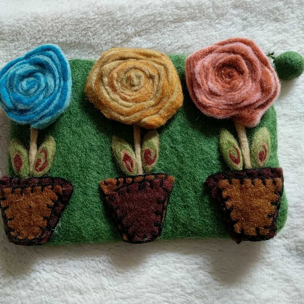 Adorable floral clutch