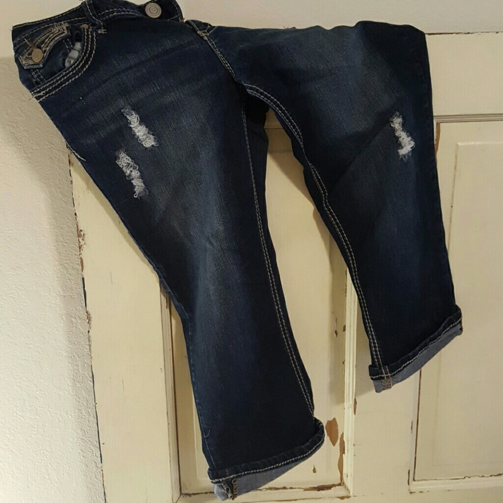 Distressed capris jeans