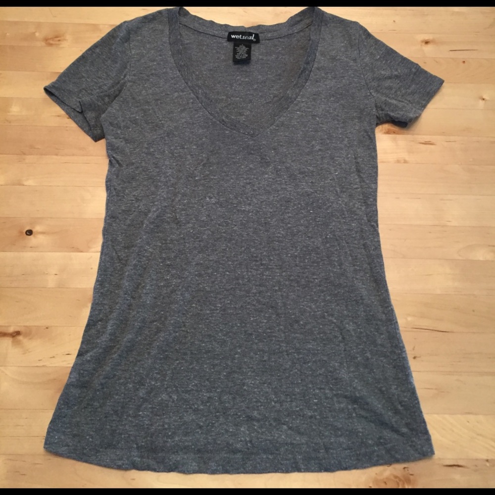 Sold in bundle! 🎉Gray V-neck T - Picture 1 of 3