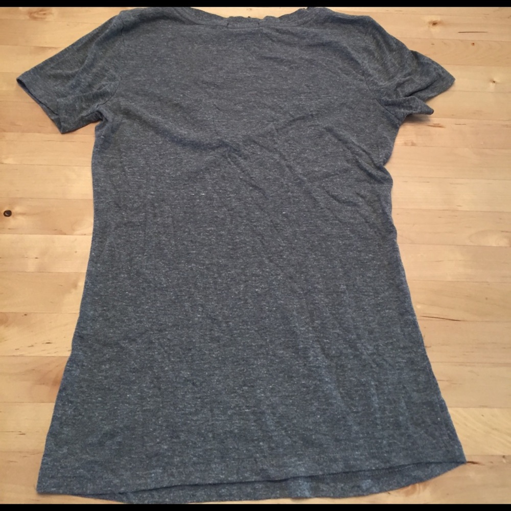 Sold in bundle! 🎉Gray V-neck T - Picture 2 of 3