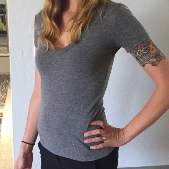 Sold in bundle! 🎉Gray V-neck T - Picture 3 of 3