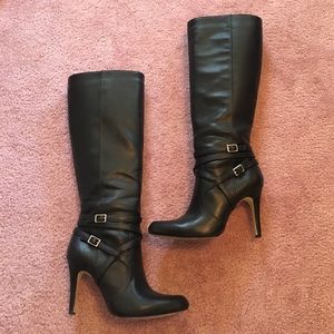 Buckle detail heeled boots