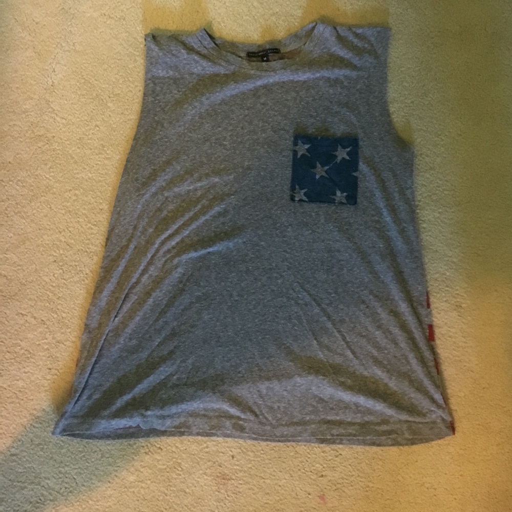 Front pocket muscle tee