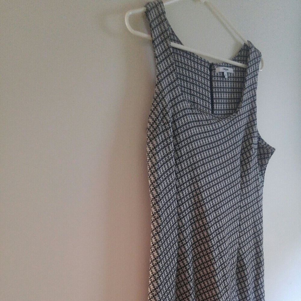 Sleeveless knee-length dress