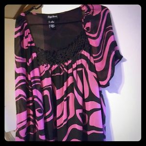 Womens top very beautiful design on it size 3x