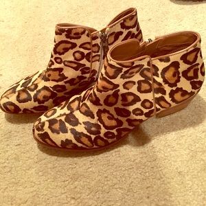 Sam Edelman Petty leopard booties size 9